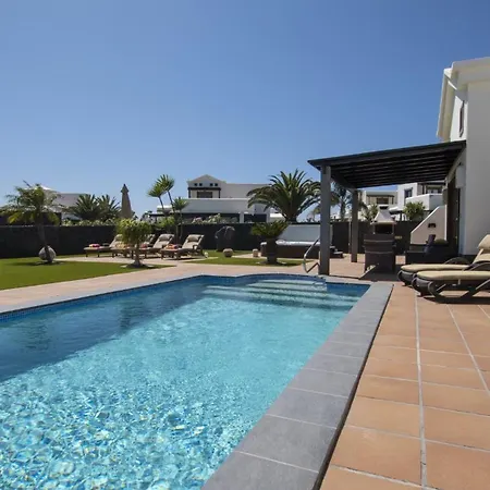 Marvelous 2 Bedrooms Kagura Spacious بلايا بلانكا